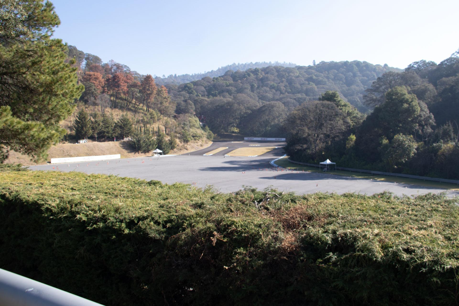 Circuito entre colinas verdes